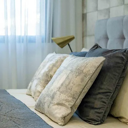 Oasis 325 Penthouse Apartment